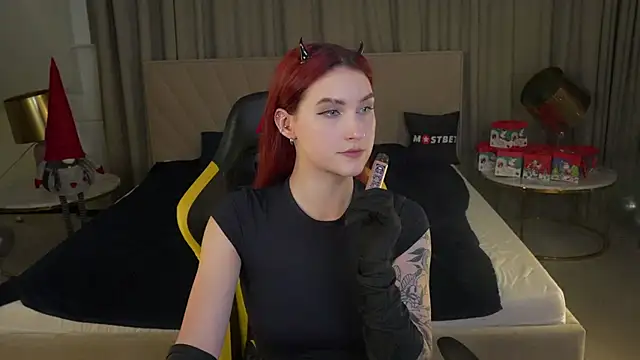 Snapshot of Magnetic_Mia_ chatting on 01.04.25 Magnetic Mia online show from 01.04.25