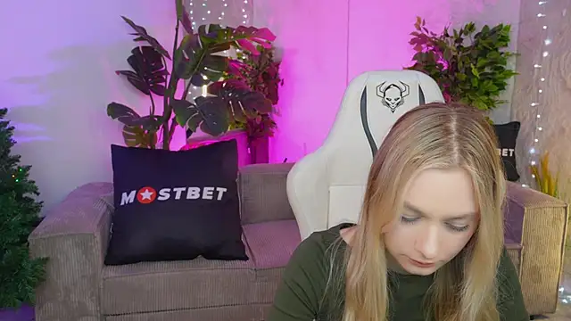 Snapshot of Magnetic_Mia_ chatting on 01.07.25 Magnetic Mia online show from 01.07.25