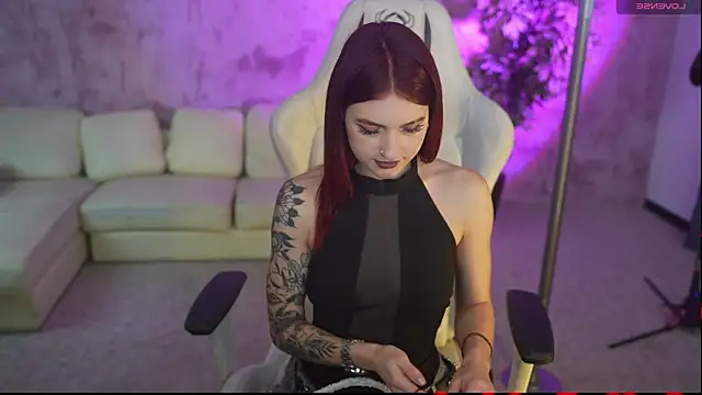 Snapshot of Magnetic_Mia_ chatting on 12.03.25 Magnetic Mia online show from 12.03.25