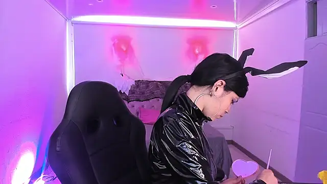 Snapshot of AuroraDiaz chatting on 10.31.25 AuroraDiaz online show from 10.31.25