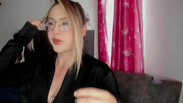 Snapshot of miss_julietaa chatting on 10.21.25 miss julietaa online show from 10.21.25