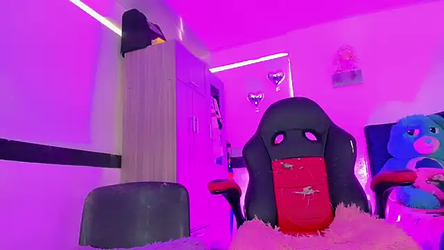 Hellen moons   online show from 03.19.26