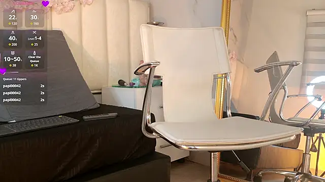 Snapshot of Mackenize chatting on 09.09.25 Mackenize online show from 09.09.25