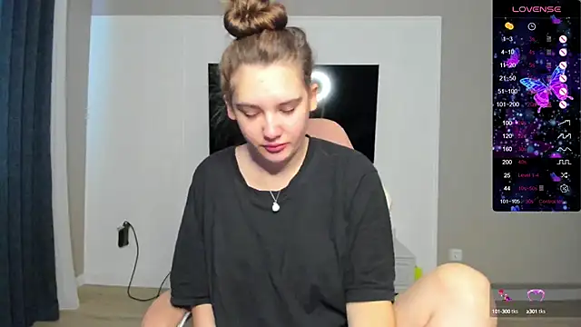 Holly Molii online show from 09.21.25