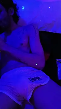 Snapshot of johngil0995 chatting on 11.12.25 johngil0995 online show from 11.12.25