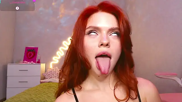 Snapshot of Red__Candy chatting on 12.15.24 Red Candy online show from 12.15.24