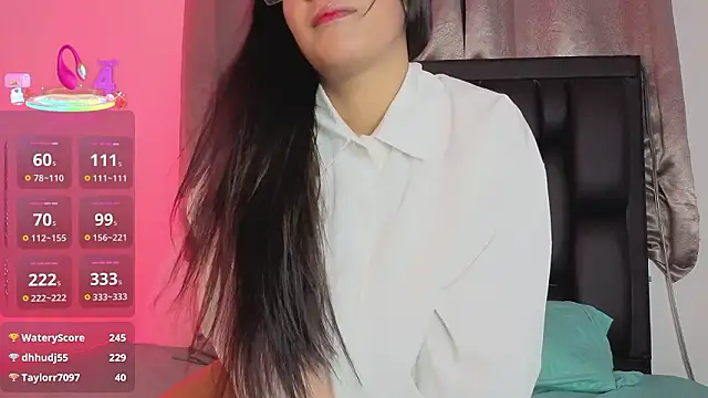 LuciaMoretti  online show from 02.15.26