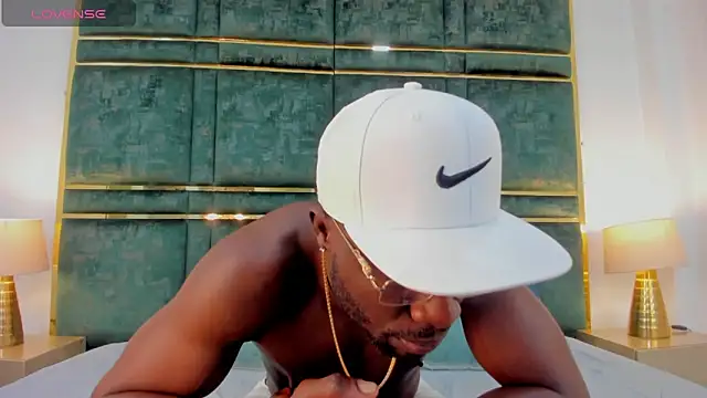 Snapshot of Latrellx7 chatting on 02.13.25 Latrellx7 online show from 02.13.25