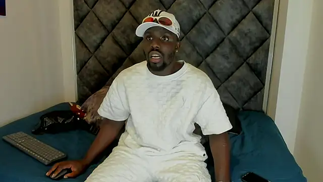 Snapshot of Latrellx7 chatting on 10.03.25 Latrellx7 online show from 10.03.25