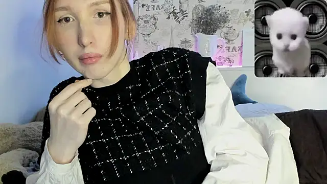 Snapshot of LisaIcon chatting on 03.10.25 LisaIcon online show from 03.10.25