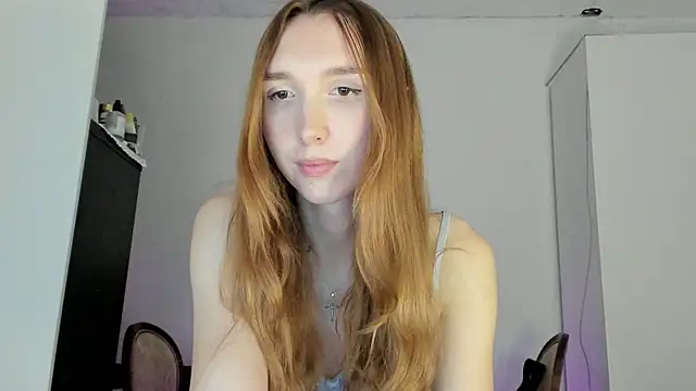 Snapshot of LisaIcon chatting on 10.04.25 LisaIcon online show from 10.04.25