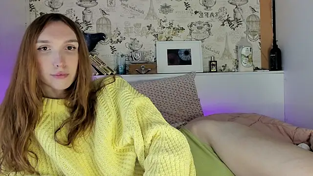 Snapshot of LisaIcon chatting on 10.08.25 LisaIcon online show from 10.08.25