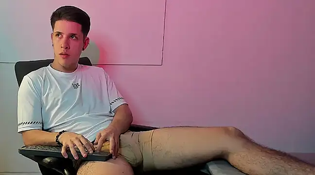 Snapshot of Adan_rivas_ chatting on 12.14.24 Adan rivas online show from 12.14.24