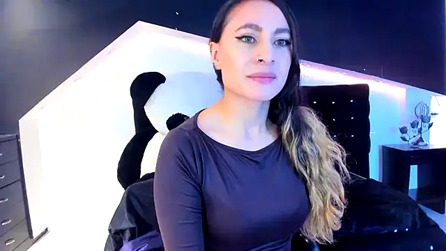 Snapshot of Coral_Gibson chatting on 02.05.25 Coral Gibson online show from 02.05.25