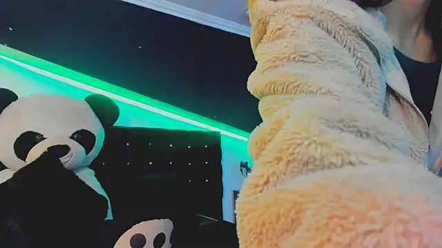 Snapshot of Coral_Gibson chatting on 03.21.25 Coral Gibson online show from 03.21.25