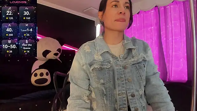 Snapshot of Coral_Gibson chatting on 11.22.25 Coral Gibson online show from 11.22.25