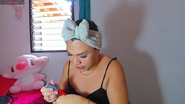 Snapshot of miavalentinaaa chatting on 11.25.25 miavalentinaaa online show from 11.25.25