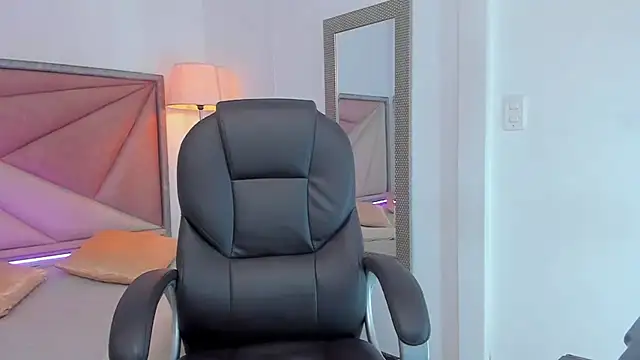 Snapshot of GiaFu chatting on 02.15.25 GiaFu online show from 02.15.25