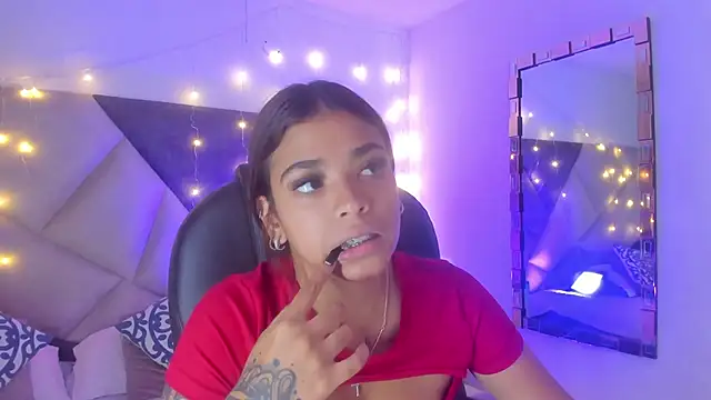 Snapshot of GiaFu chatting on 10.28.25 GiaFu online show from 10.28.25