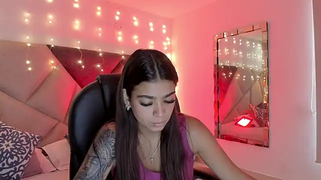 Snapshot of GiaFu chatting on 10.30.25 GiaFu online show from 10.30.25