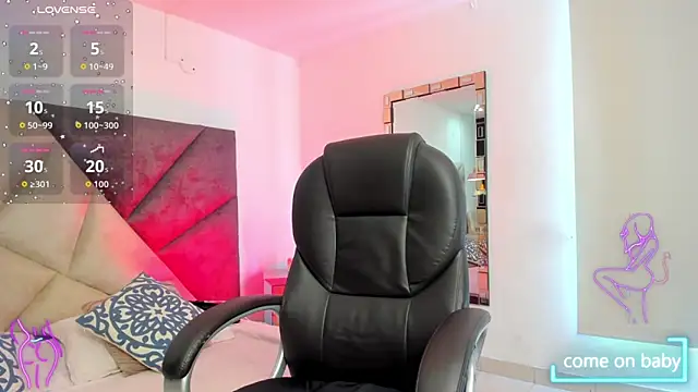 Snapshot of GiaFu chatting on 11.25.25 GiaFu online show from 11.25.25