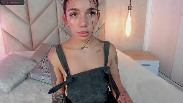 Mollymoon1 online show from 01.20.25