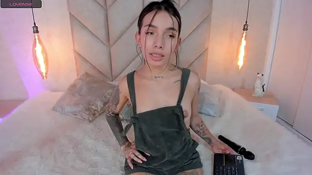 Mollymoon1 online show from 01.31.25