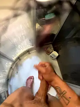 Snapshot of lescro95_ chatting on 10.14.25 lescro95 online show from 10.14.25