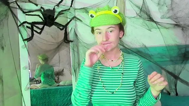 Snapshot of L1ittle_kitty_ chatting on 10.26.25 L1ittle kitty online show from 10.26.25