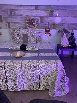 Alisha-Bond online show from 12.08.24