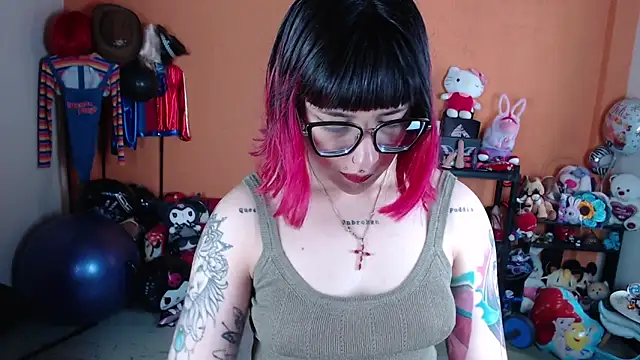 MissMiia2 online show from 10.30.25