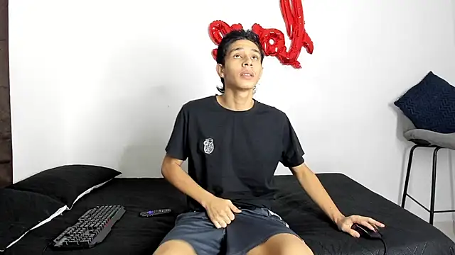 Snapshot of evanscollins chatting on 10.18.25 evanscollins online show from 10.18.25