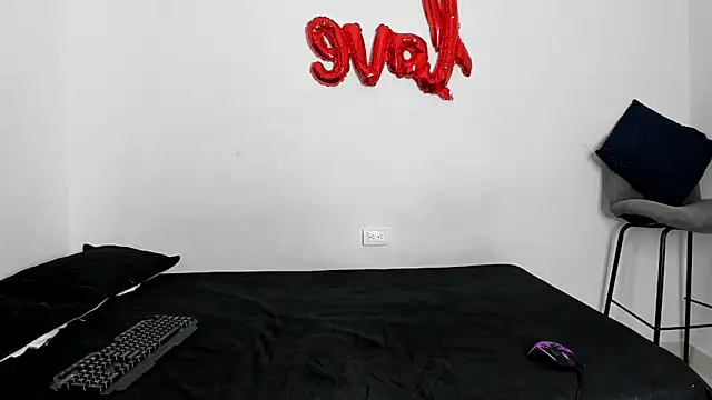 Snapshot of evanscollins chatting on 11.25.25 evanscollins online show from 11.25.25