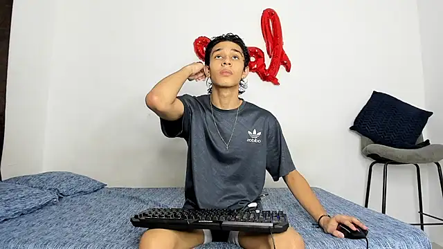 Snapshot of evanscollins chatting on 11.27.25 evanscollins online show from 11.27.25