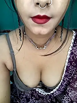 Snapshot of Diamond_queeen chatting on 12.21.24 Diamond queeen online show from 12.21.24