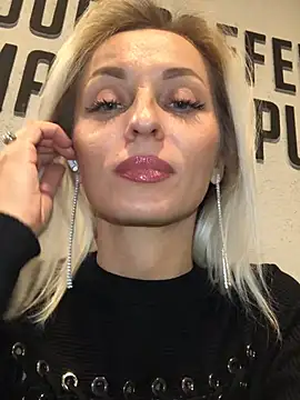 Diamond Bunny  online show from 02.25.25