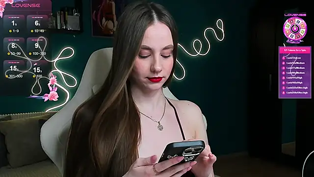 Snapshot of katie_taylorr chatting on 11.14.25 katie taylorr online show from 11.14.25