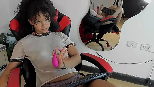 Snapshot of Milanxht chatting on 03.12.25 Milanxht online show from 03.12.25