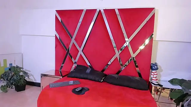 Snapshot of Milanxht chatting on 10.10.25 Milanxht online show from 10.10.25