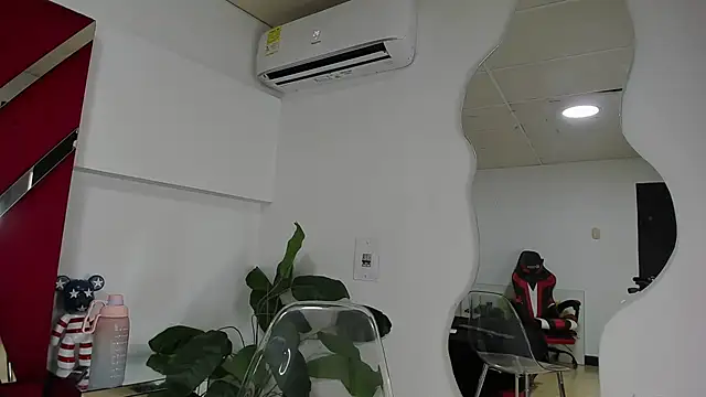 Snapshot of Milanxht chatting on 10.22.25 Milanxht online show from 10.22.25