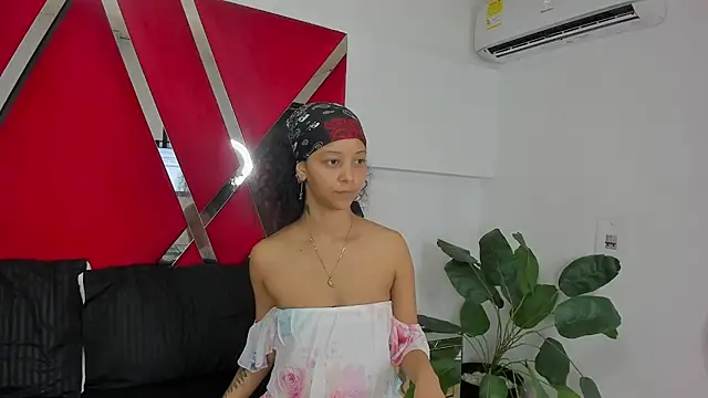 Snapshot of Milanxht chatting on 11.23.25 Milanxht online show from 11.23.25