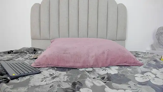 Nikki Angel  online show from 02.12.25