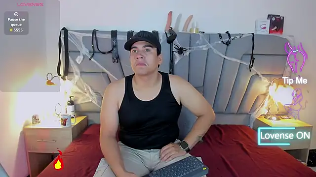 Snapshot of Vale_n_Matt chatting on 10.28.25 Vale n Matt online show from 10.28.25