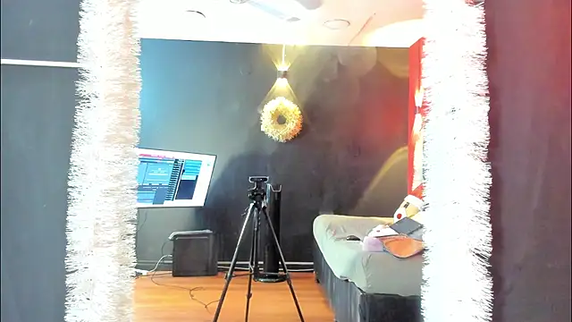 YayaHilton online show from 12.16.25