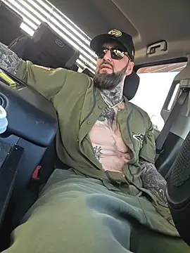 Snapshot of Beardedtattood chatting on 10.29.25 Beardedtattood online show from 10.29.25