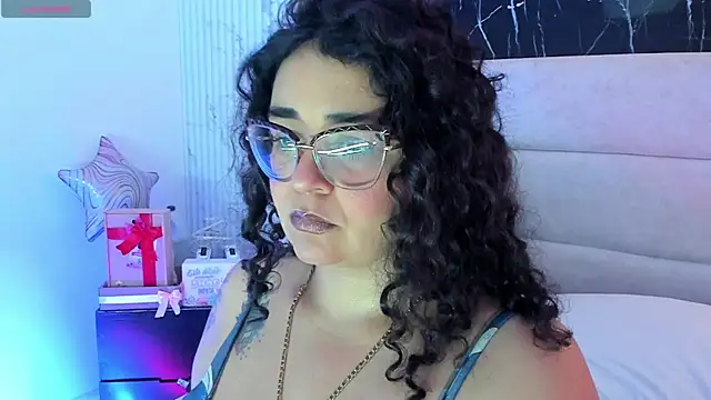 Snapshot of Reginavegaa chatting on 05.18.26 Reginavegaa online show from 05.18.26