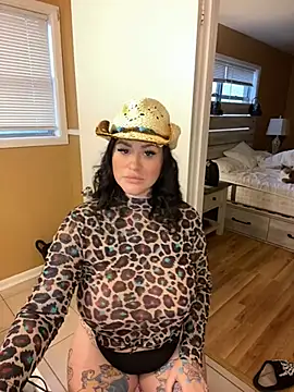 Snapshot of TexasTattooedHouseWife chatting on 02.21.25 TexasTattooedHouseWife online show from 02.21.25