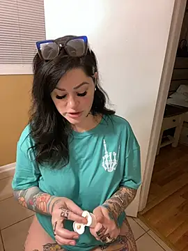 Snapshot of TexasTattooedHouseWife chatting on 03.04.25 TexasTattooedHouseWife online show from 03.04.25