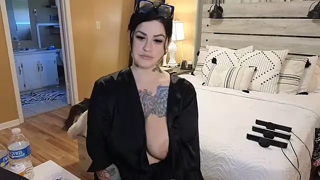 Snapshot of TexasTattooedHouseWife chatting on 03.12.25 TexasTattooedHouseWife online show from 03.12.25