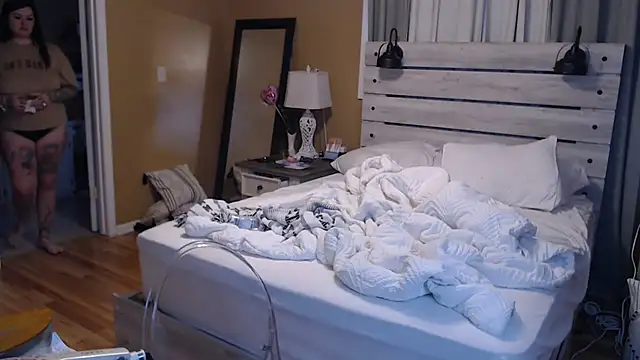 Snapshot of TexasTattooedHouseWife chatting on 03.19.25 TexasTattooedHouseWife online show from 03.19.25